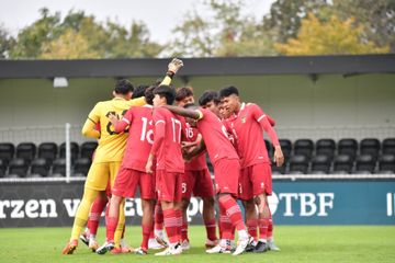 Pemain timnas U-17 Indonesia melakukan tos ketika uji coba di Jerman.