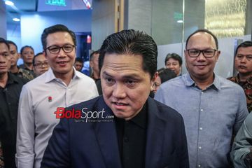Ketua Umum PSSI, Erick Thohir, saat memberikan keterangan kepada awak media di Bursa Efek Indonesia, Jakarta, Sabtu (28/10/2023).