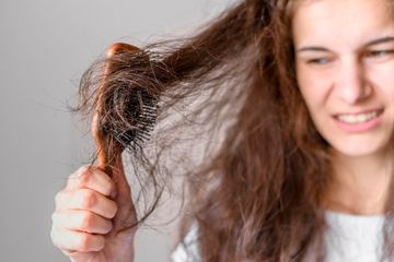 Penjelasan benarkah depresi bisa menyebabkan rambut rontok.