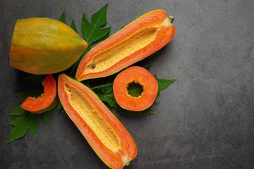 Cara mengonsumsi daun pepaya untuk mengatasi asam urat