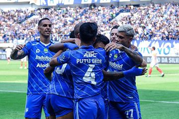 Pemain Persib Bandung merayakan gol David da Silva ke gawang Arema FC pada pekan ke-19 Liga 1 2023/2024 di Stadion GBLA, Bandung, Rabu (8/11/2023).