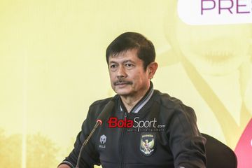 Direktur Teknik PSSI, Indra Sjafri, sedang memberikan keterangan kepada awak media di Grand Swiss-Belhotel Darmo, Surabaya, Jawa Timur, Sabtu (11/11/2023).