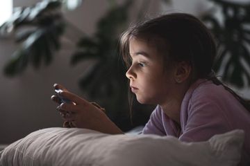 Penjelasan terkait benarkah screen time berlebihan bisa picu gangguan mental pada anak.