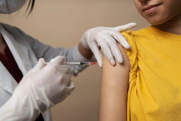 Vaksin HPV untuk kanker serviks pada usia sekolah diberikan dua dosis.