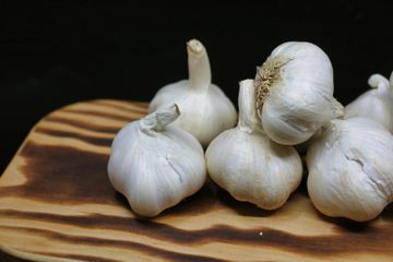 Senyawa dalam bawang putih dapat menurunkan kadar kolesterol.