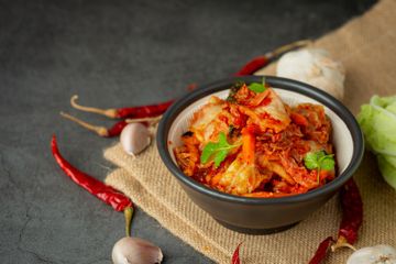 Makanan pedas dapat mengiritasi lapisan lambung.