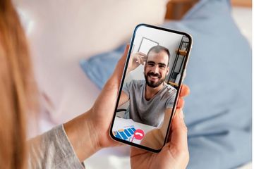 Pasangan suami istri lakukan video call karena hubungan jarak jauh