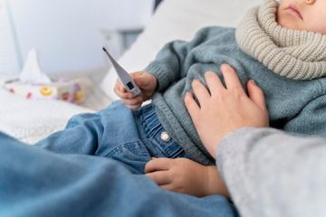 Mitos bayi demam tanda akan pintar adalah hal yang salah.