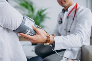 Mengubah gaya hidup dan konsumsi obat, cara menurunkan kolesterol.