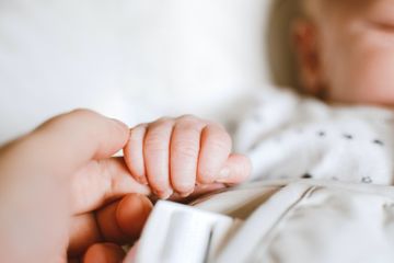 Gejala AIDS pada bayi baru lahir tidak muncul pada bulan pertama kelahiran.