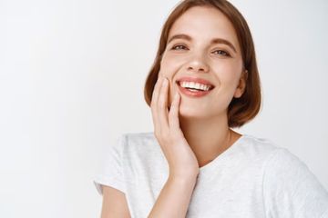Membersihkan karang gigi dengan baking soda.