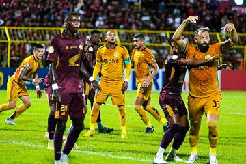Duel pemain PSM Makassar dan Bhayangkara FC pada pekan ke-22 Liga 1 2023/2024.