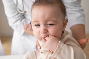 Penyebab ruam di pipi bayi dan cara mengatasinya.