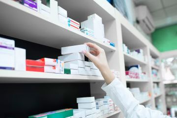 Beberapa pilihan obat untuk menurunkan kolesterol di apotek.