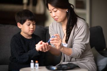 Menangani diabetes pada anak dengan medis dan perubahan gaya hidup.