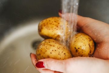 Kentang memiliki kandungan purin yang rendah dan baik untuk asam urat.