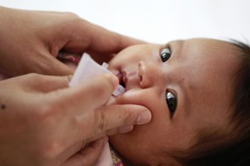 Pemberian imunisasi pada anak balita.