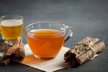 Membuat minuman dari kayu manis untuk obat diabetes.