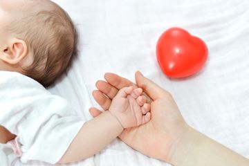 Cakupan imunisasi dan lingkungan berpengaruh terhadap risiko polio.