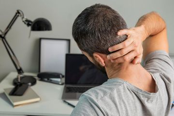 Bahaya Duduk Bungkuk Terlalu Lama, Tak Hanya Fisik Tapi Juga Mental