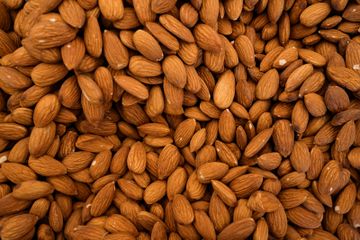 Kacang almond bahan alami untuk menurunkan kolesterol tinggi.