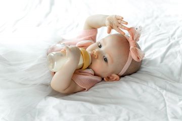 Bolehkah bayi minum susu sambil tiduran?