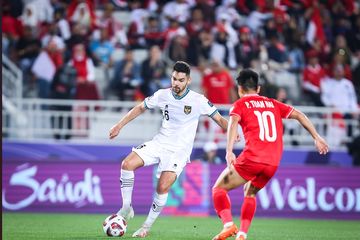 Bek timnas Indonesia, Sandy Walsh, saat coba melewati pemain Vietnam pada babak penyisihan Grup D Piala Asia 2023, Jumat (19/1/2024). 