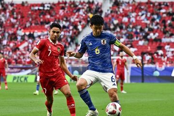 Gelandang Liverpool, Wataru Endo, saat berduel dengan Marselino Ferdinan pada laga antara timnas Indonesia Vs Jepang di Piala Asia 2023.