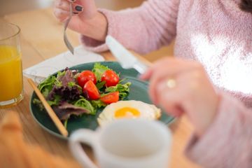 Telur jadi menu sarapan gizi lengkap keluarga sehat.