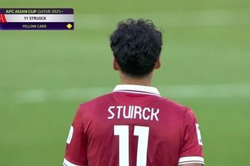 Tulisan nama punggung pada jersey Rafael Struick bikin netizen salah fokus karena typo menjadi Stuirck.