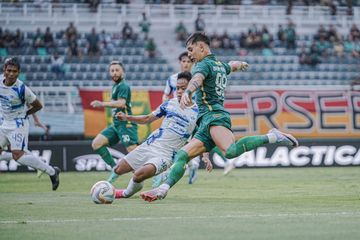 Duel pemain Persebaya Surabaya dan PSIS Semarang pada laga tunda Liga 1 2023/2024.