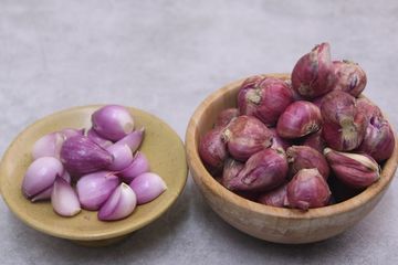 Manfaat Bawang Merah yang Ditaruh di Telapak Kaki, Apa Saja Khasiatnya?