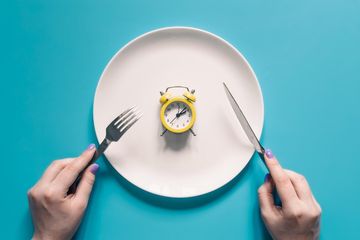 Batas jam makan malam saat diet.