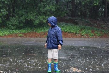 bolehkah anak bermain hujan-hujanan
