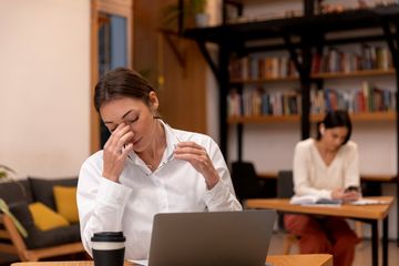 Cara mengatasi migrain saat di kantor tanpa minum obat.