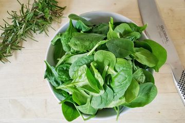 Beragam manfaat daun bayam untuk pria.
