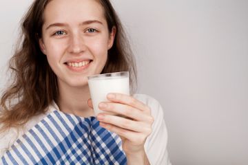 Penjelasan minum susu dapat menyebabkan asam lambung kambuh.