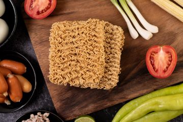 Tambahan protein dan sayuran dapat membuat mi instan lebih sehat.