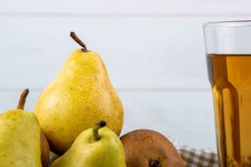 Buah pir untuk obat batuk dibuat dengan mencampurkannya bersama madu.
