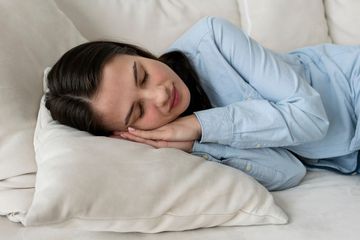 Posisi tidur saat asam lambung naik.