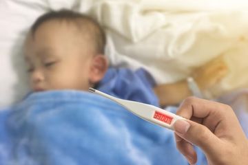Penyebab bayi demam setelah imunisasi dan cara mengatasinya