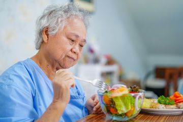 5 Cara Menambah Nafsu Makan Lansia, Mencegah Penyakit dan Malnutrisi
