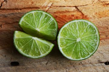 Jeruk nipis dapat dimanfaatkan dengan cara dijadikan minuman.