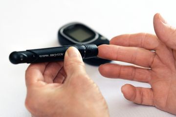 Penyandang diabetes dapat lakukan pengecekan glukosa untuk memastikan kondisinya.