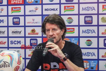 Pelatih Borneo FC, Peter Huistra, sedang memberikan keterangan kepada awak media di Stadion Indomilk Arena, Tangerang, Banten, Sabtu (2/3/2024).