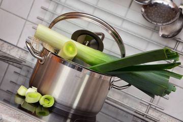 Beragam manfaat daun bawang untuk kesehatan. 