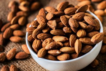 Kacang almond mengandung lemak sehat yang baik untuk penyakit jantung.