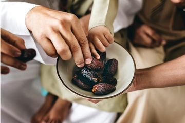 Makan kurma dianjurkan saat bulan puasa