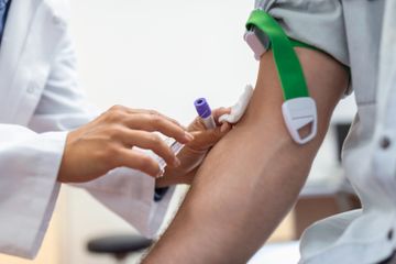 Cek darah dilakukan untuk mendeteksi virus dengue.