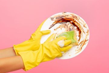 Cara mencuci piring menumpuk saat lebaran